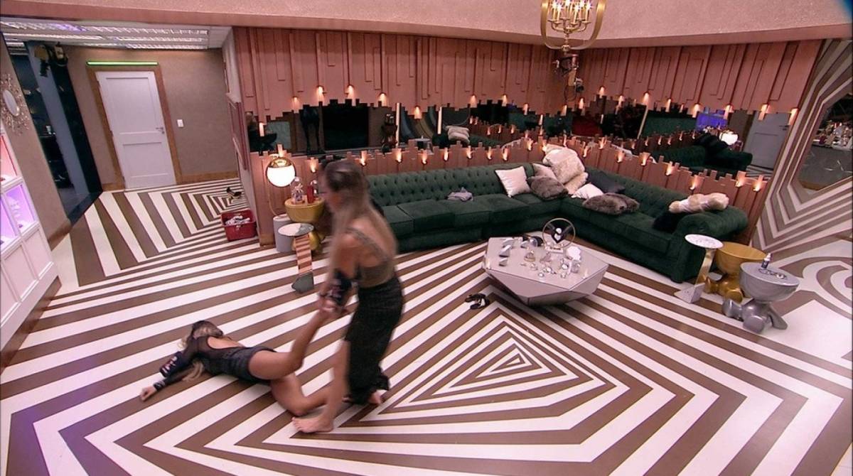 Paula arrasta Hariany pela casa