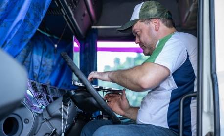 SEST SENAT faz mobilização contra o uso de álcool e drogas na via Dutra