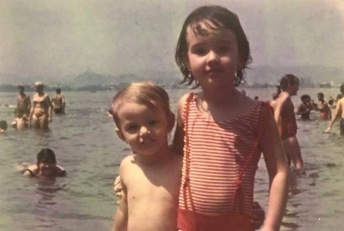 Fátima Bernardes publica registro da infância ao lado da irmã e derrete seguidores