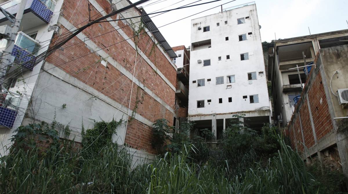 2019-04-12 - Desabamento de dois predios de seis andares na manha desta sexta-feira na favela da Muzema, no Itanhanga, Zona Oeste do Rio. Na imagem, um edificio construido em local de risco. Foto de Alexandre Brum / Agencia O Dia