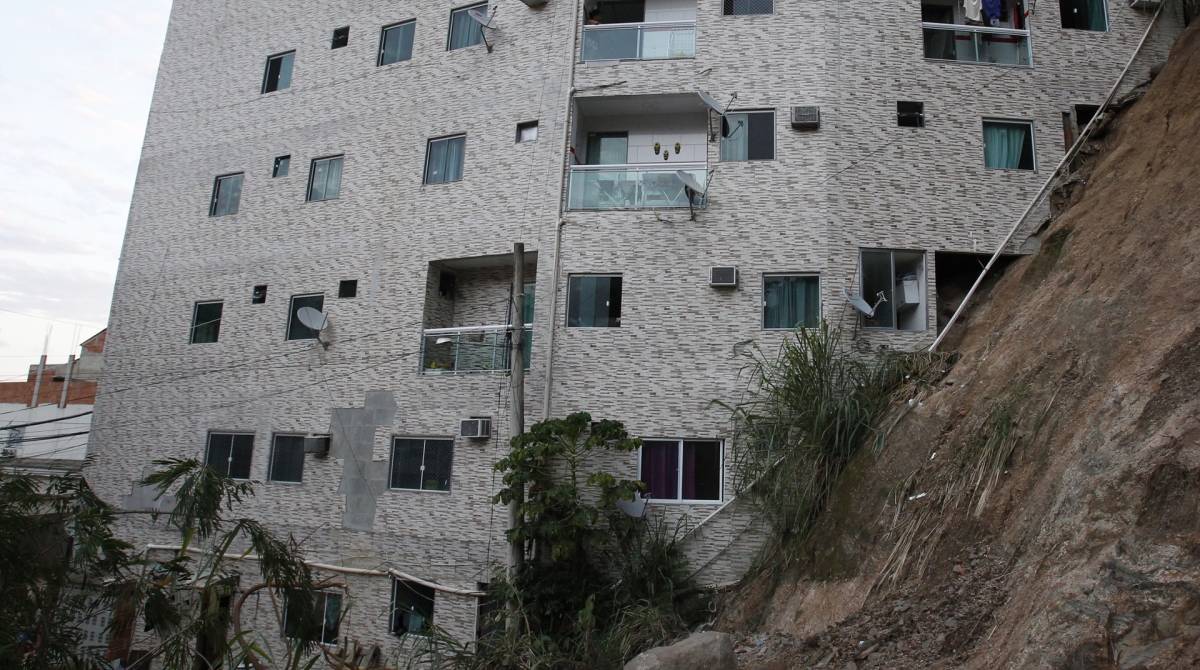 2019-04-12 - Desabamento de dois predios de seis andares na manha desta sexta-feira na favela da Muzema, no Itanhanga, Zona Oeste do Rio. Na imagem, rua destruida e predio construido em local de risco. Foto de Alexandre Brum / Agencia O Dia