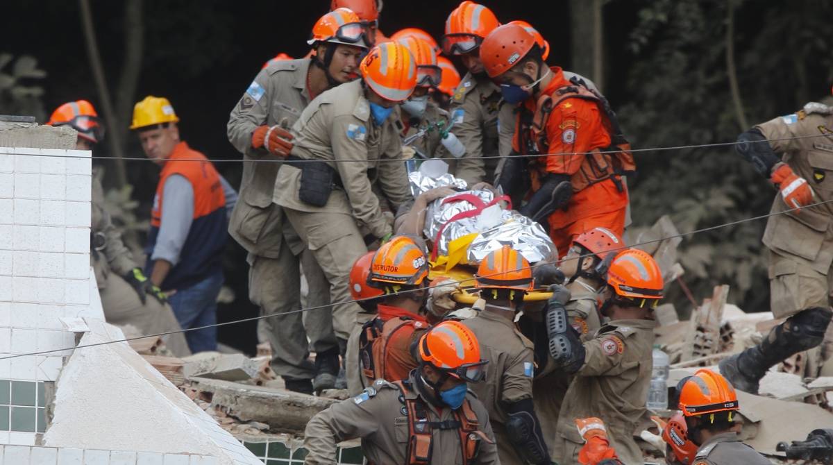 Rio de Janeiro - RJ  - 12/04/2019  - Desabamento - Dois predios desabaram na manha de hoje na comunidade da Muzema, zona oeste do Rio - na foto, vitima resgatada - Foto Reginaldo Pimenta / Agencia O Dia