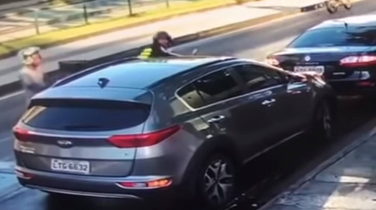 Os bandidos chegam e anunciam o assalto