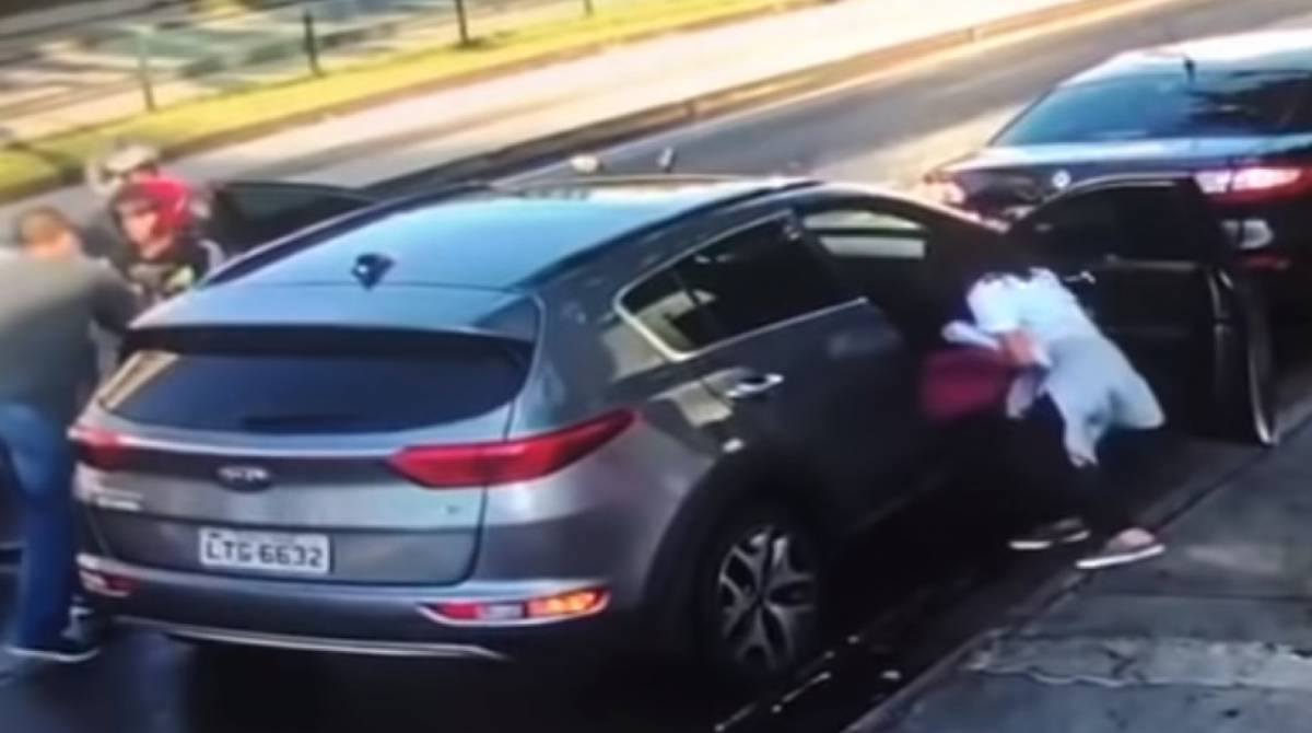 A filha mais velha de Tuta sai do carro