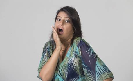 Mãe de atriz anda pulando a cerca pelas costas do marido