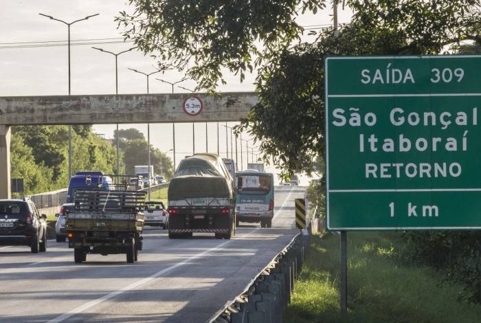 Rio de Janeiro, 12 de abril, Sao Goncalo. BR 101 rodovia do Medo. Foto Marcio Mercante / Agencia O Dia.