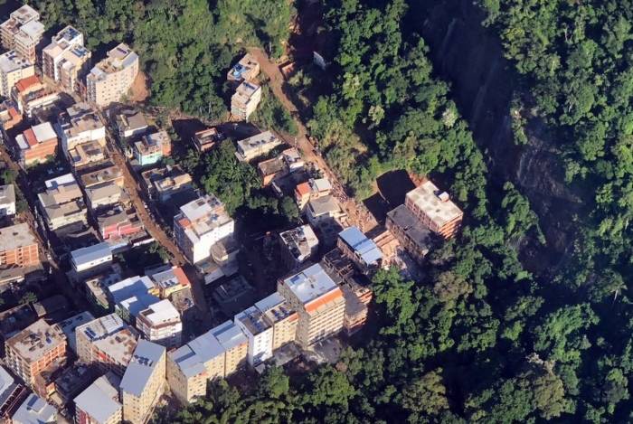 Vista aérea do local onde prédios desabaram na Muzema