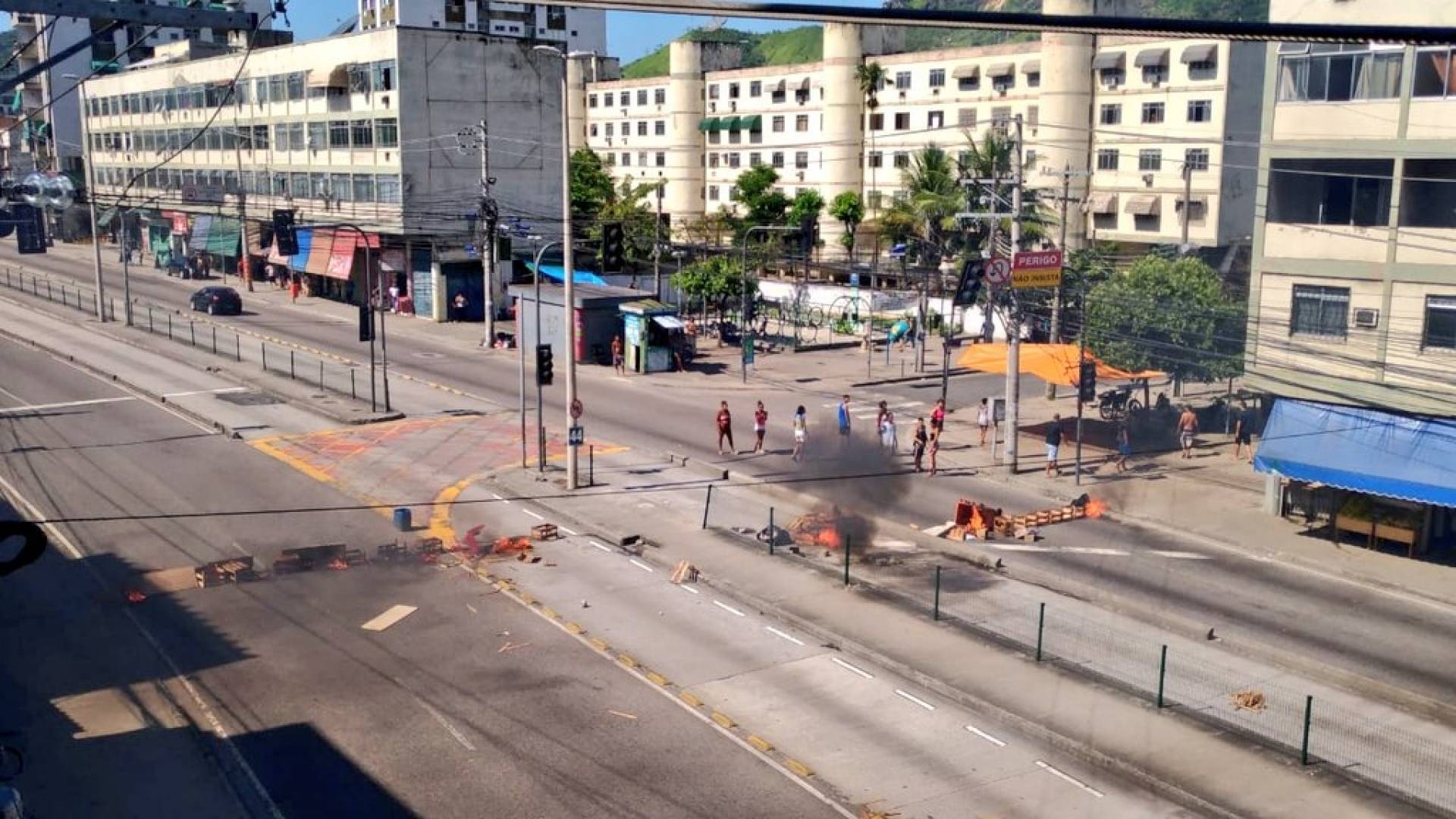 Manifesta&ccedil;&atilde;o pr&oacute;ximo &agrave; esta&ccedil;&atilde;o do Ipase suspende circula&ccedil;&atilde;o no corredor Transcarioca
