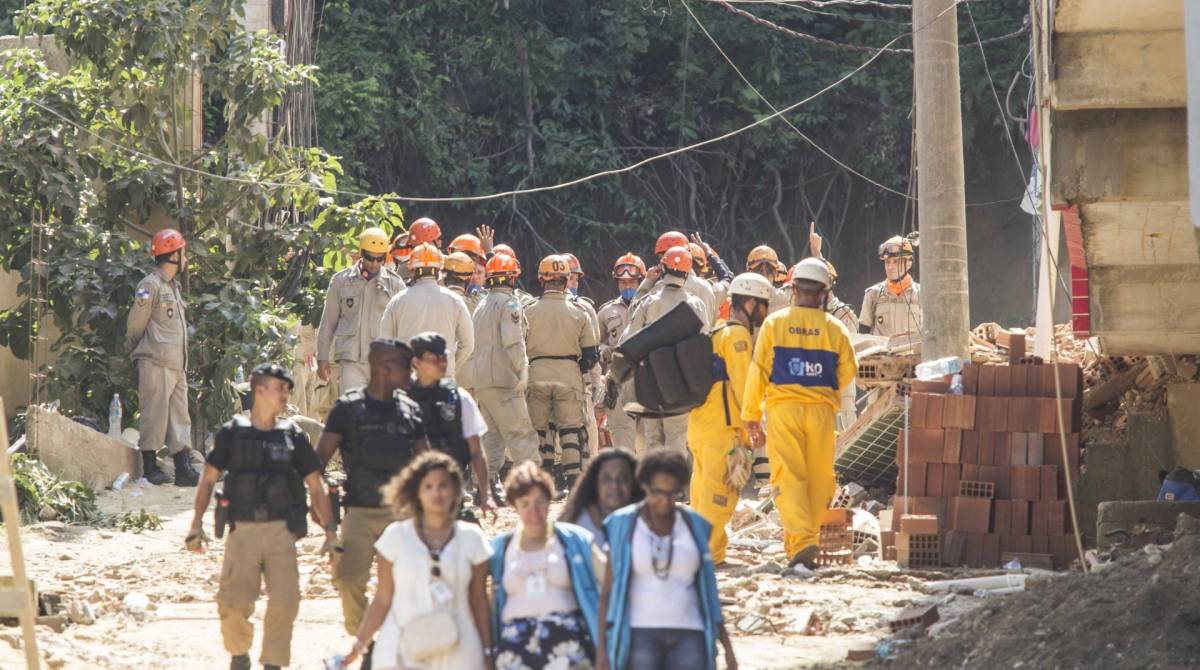 Rio de Janeiro, 13 de abril, Muzema. Desabamento em Muzema. Willian e Adilson (negro). Foto Marcio Mercante / Agencia O Dia.