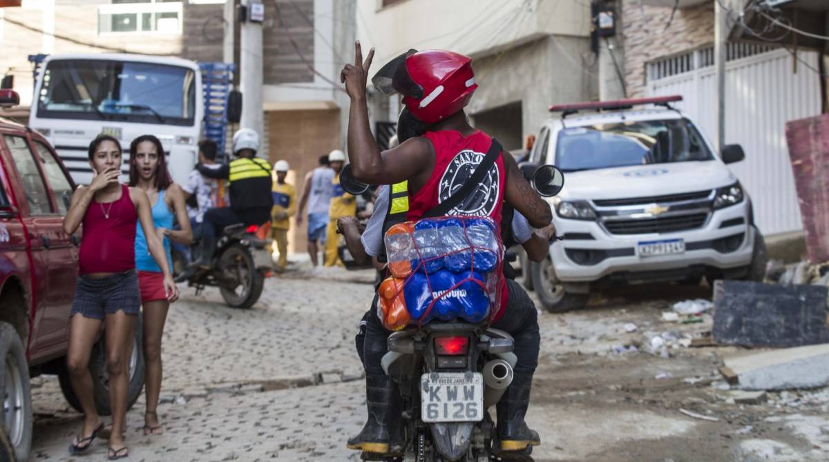 Rio de Janeiro, 13 de abril, Muzema. Desabamento em Muzema. moradores solidarios. Foto Marcio Mercante / Agencia O Dia.