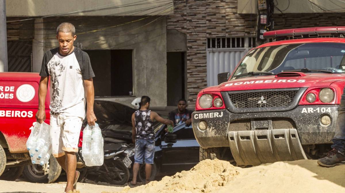 Rio de Janeiro, 13 de abril, Muzema. Desabamento em Muzema. Moradores solidarios.  Foto Marcio Mercante / Agencia O Dia.