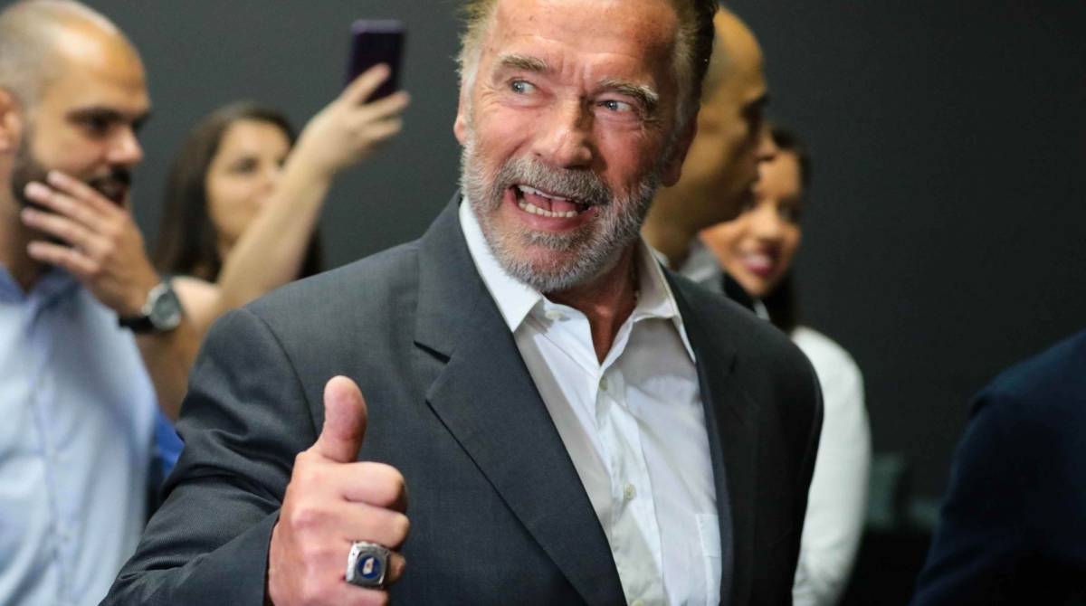 Arnold Schwarzenegger é agredido pelas costas | Fábia Oliveira | O Dia