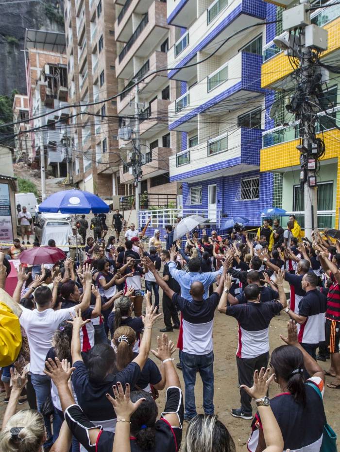 Rio de Janeiro, 14 de abril, Muzema. Desabamento no bairro Muzema, seguem as buscas pelo domingo. Membros da igreja universal fazem oracao para as vitimas. Foto Marcio Mercante / Agencia O Dia.