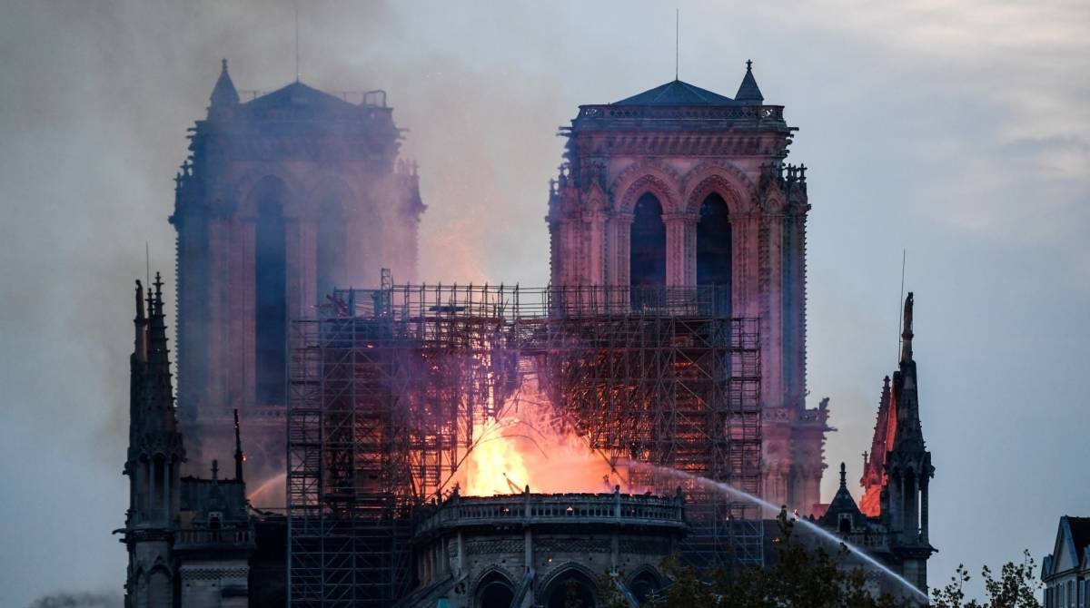 Catedral de Notre-Dame em chamas, em Paris