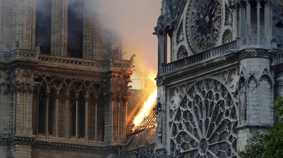 Catedral de Notre-Dame em chamas, em Paris