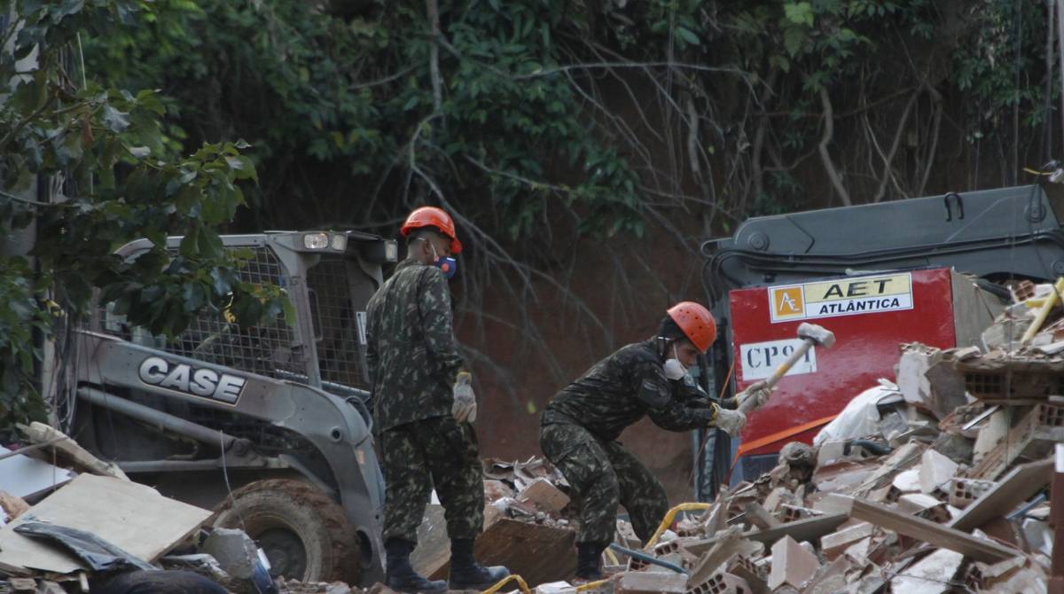 4-15-9--20 - Suite do desabamento de dois predios de seis andares na manha desta sexta-feira na favela da Muzema, no Itanhanga, Zona Oeste do Rio. Na imagem, bombeiros trabalham no local. Foto de Alexandre Brum / Agencia O Dia