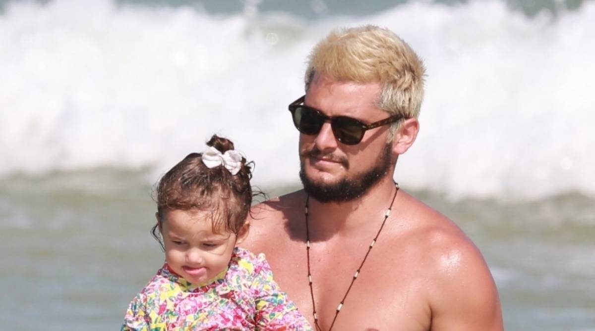 Yanna Lavigne e Bruno Gissoni curtem dia de praia com a filha