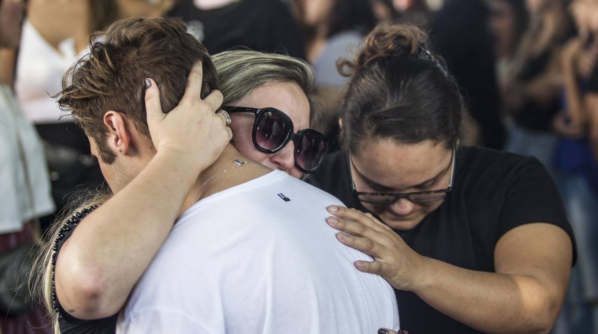 Rio de Janeiro, 15 de abril, Iraja. Enterro de Maria Fernanda Lima, 20 anos no cemiterio de Iraja. Irma Gabriela Lima ( loira ) chora no velorio. Foto Marcio Mercante / Agencia O Dia.