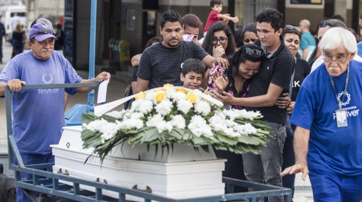 Rio de Janeiro, 15 de abril, Caju. Enterro de Zenilda e Juan no cemiterio do caju vitimas desabamento em Muzema. Foto Marcio Mercante / Agencia O Dia.