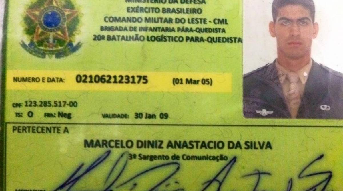 Diniz foi sargento da Brigada de Infantaria Paraquedista do ExÃ©rcito