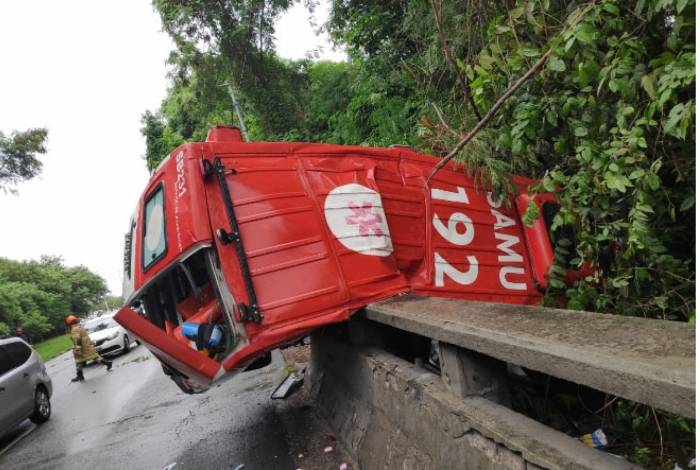 AmbulÃ¢ncia capotou na Avenida Ayrton Senna neste domingo
