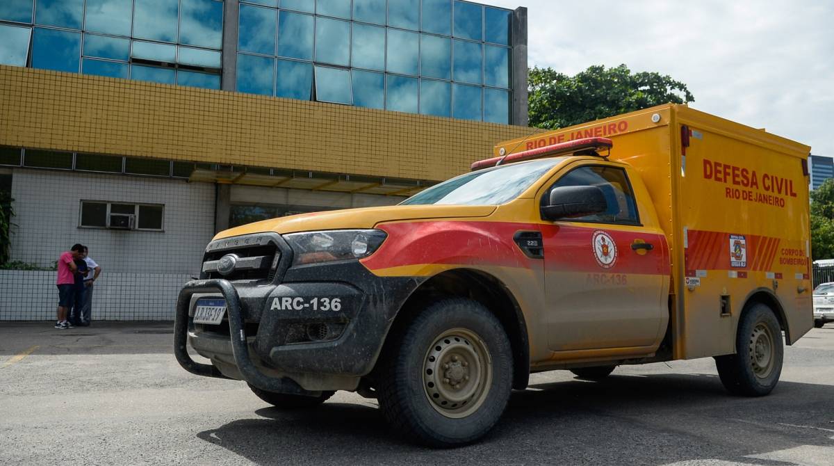 Rio, 16/04/2019 VITMAS DA MUZEMA- Carro da Defesa Civil, chega ao IML com o corpo de Ana Julia Martins Souza de 6 anos, IML centro do Rio de Janeiro. Foto: Armando Paiva/Ag&ecirc;ncia O Dia