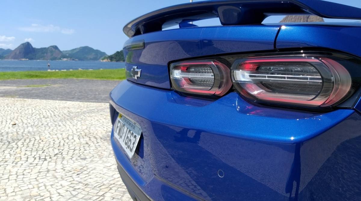 Lanternas traseira ganharam novo design ovalado, que remete aos Corvettes