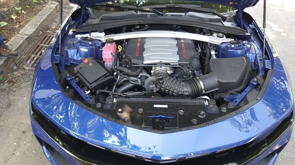 Motor V8 do camaro &eacute; capaz de gerar 461 cavalos e 62,9 quilos de torque 