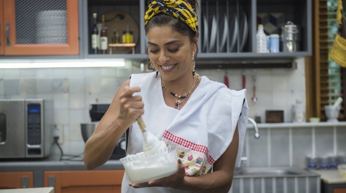 Juliana Paes no workshop para fazer bolo