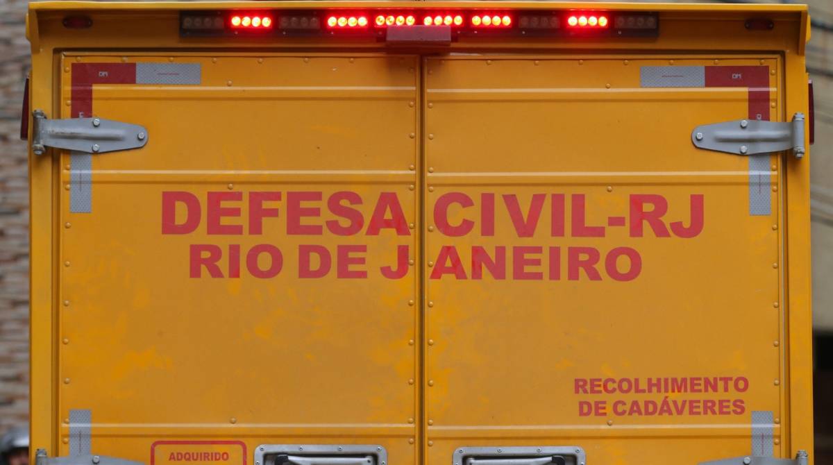 Resgate de v&iacute;timas do desabamento de dois pr&eacute;dios na Muzema, na Zona Oeste do Rio. Hoje foram resgatados 5 corpos em um total de 16 vitimas resgatadas sem vida. Foto: Daniel Castelo Branco / Ag&ecirc;ncia O Dia - desabamento, corpos, muzema, milicia, defesa civil, bombeoiros, resgate