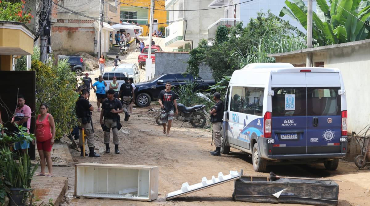 Resgate de vítimas do desabamento de dois prédios na Muzema, na Zona Oeste do Rio. Moradores fazem manifestação conta a falta de apoio da prefeitura. Eles alegam quem limparam a rua sem auxilo do poder publico. Foto: Daniel Castelo Branco / Agência O Dia - desabamento, corpos, muzema, milicia, defesa civil, bombeiros, resgate