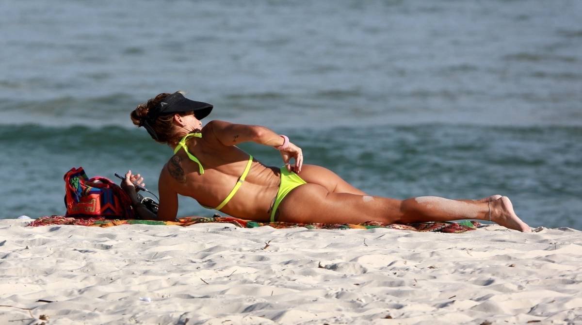 Dani Bananinha curte praia na Zona Oeste