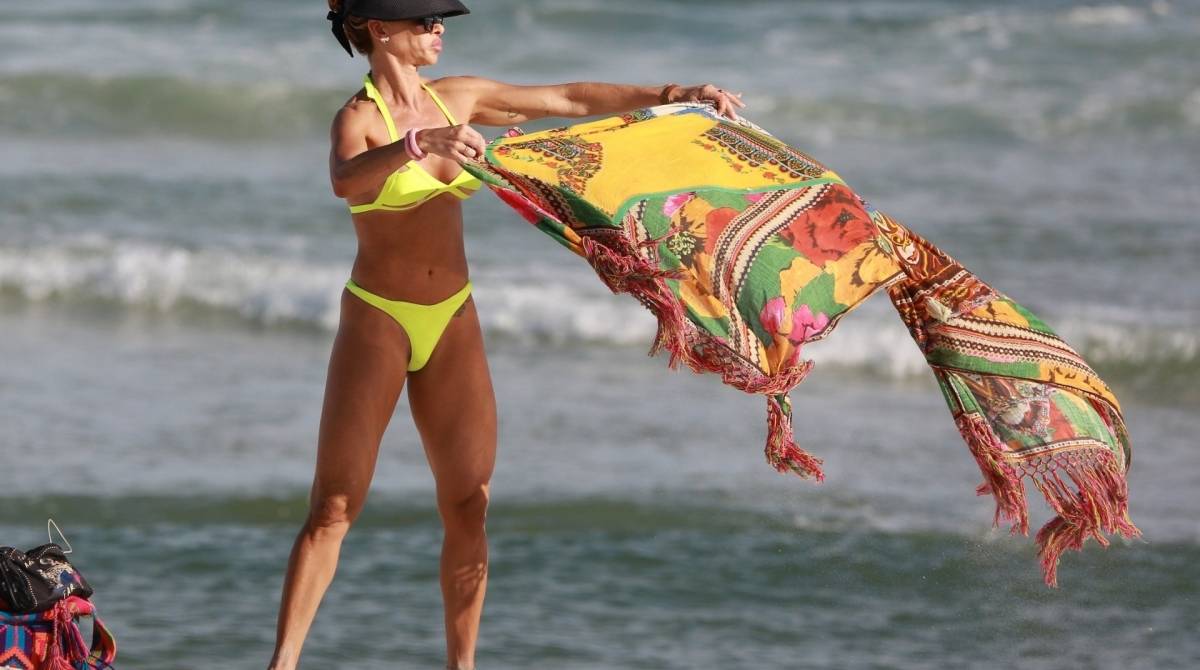 Dani Bananinha curte praia na Zona Oeste