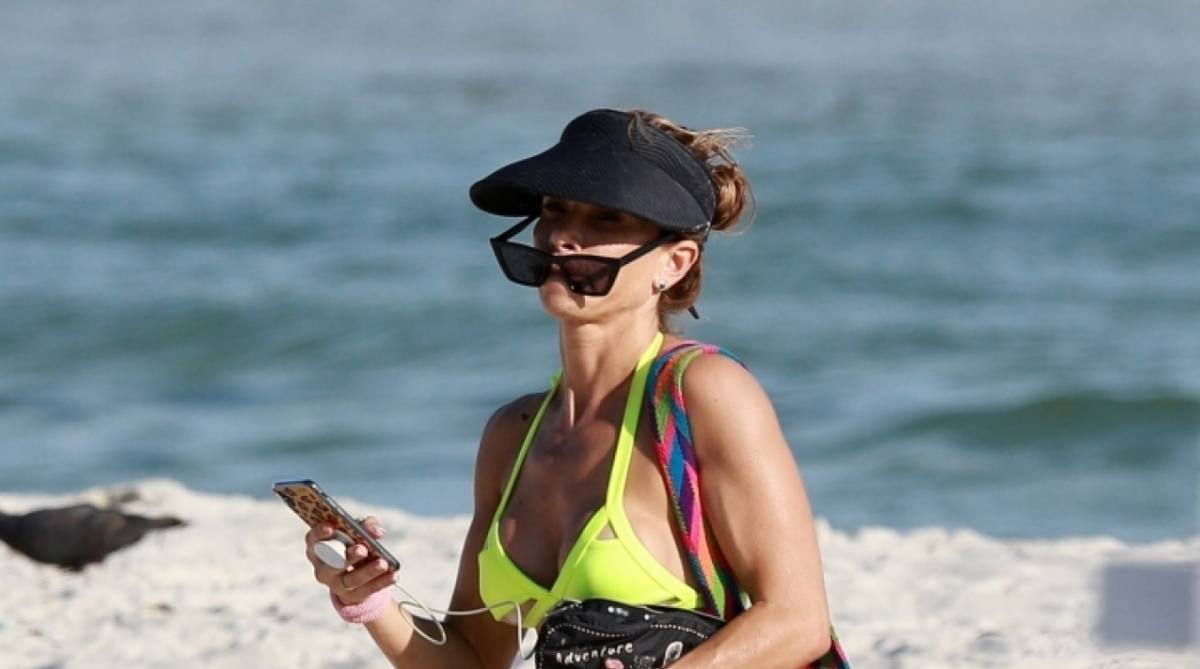 Dani Bananinha curte praia na Zona Oeste