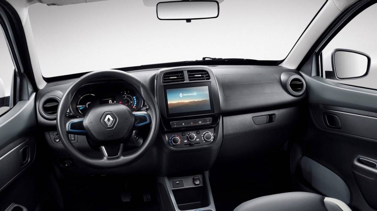 Interior traz central multimÃ­dia com cÃ¢mera de rÃ©, GPS integrado e revestimentos em couro nos bancos