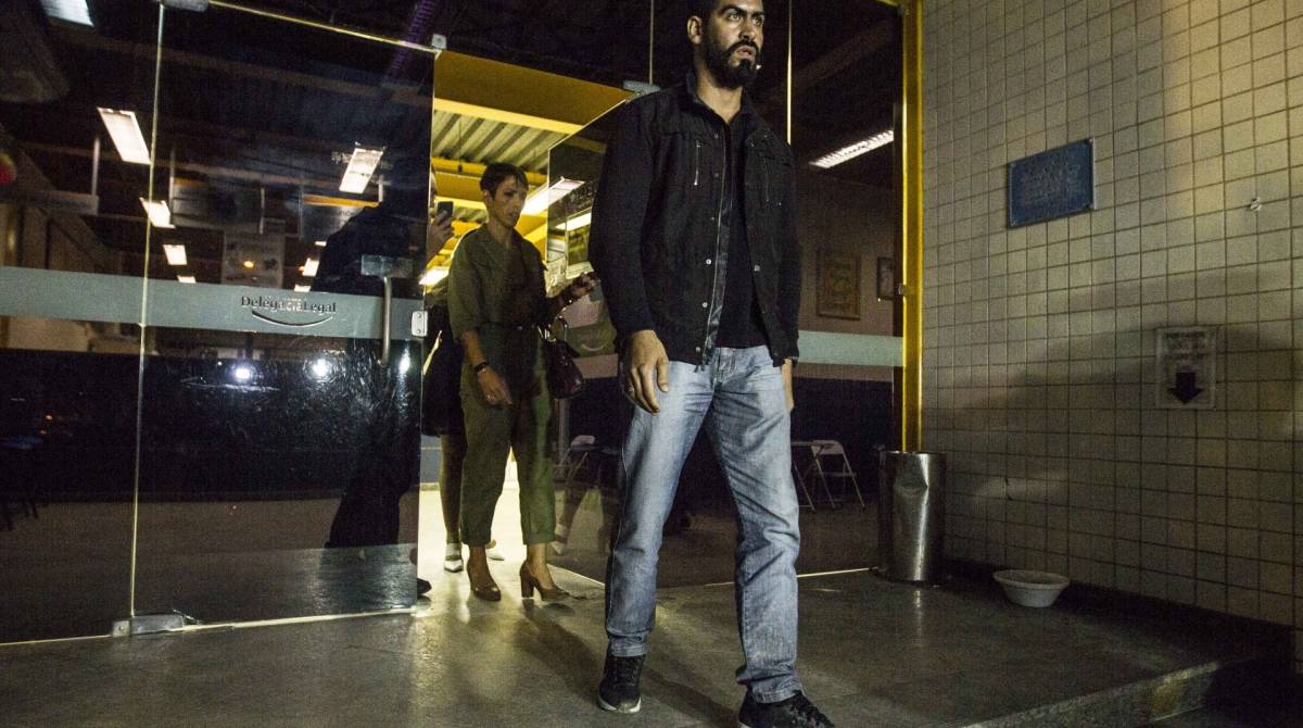 Rio de Janeiro, 16 de abril, Barra. Marcelo Diniz presidente assossicao de moradores de Muzema depondo na 16 DP. Foto Marcio Mercante / Agencia O Dia.