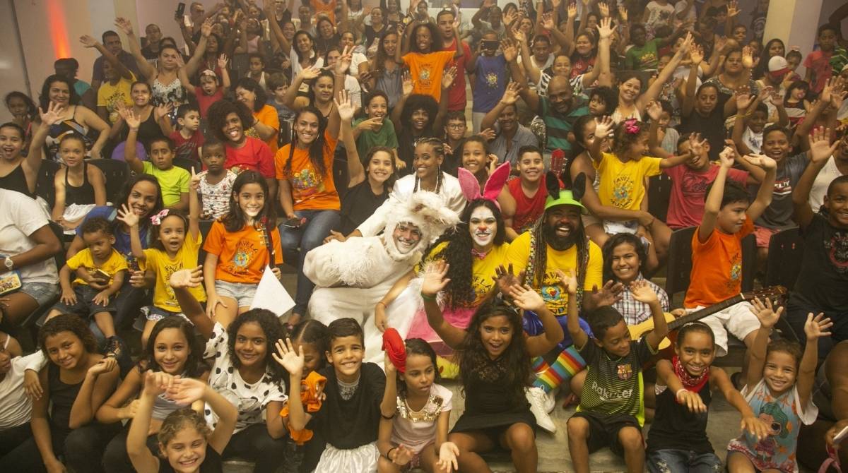 A ONG Favela Mundo comemorou a Páscoa com crianças e os ex-BBBs Danrley, Elana e Rodrigo