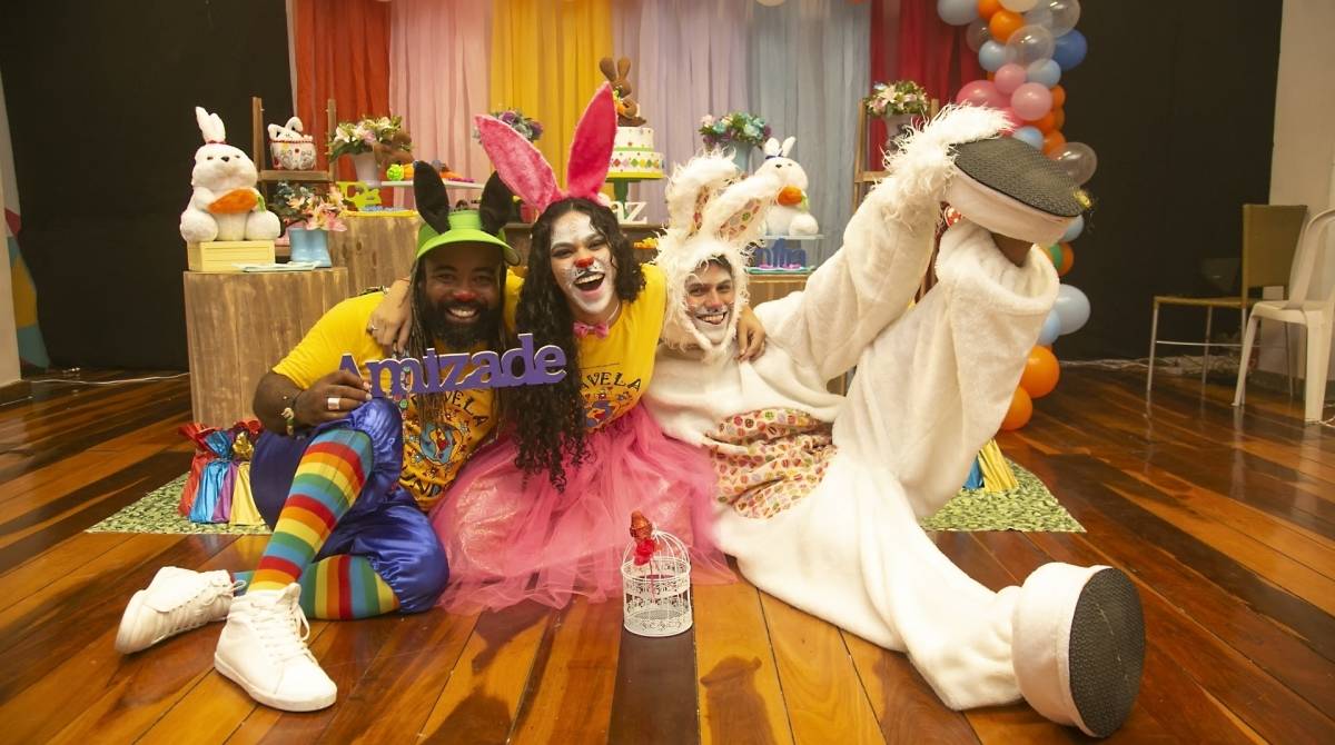 A ONG Favela Mundo comemorou a Páscoa com crianças e os ex-BBBs Danrley, Elana e Rodrigo