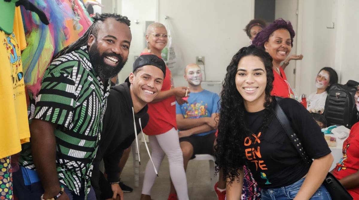 A ONG Favela Mundo comemora a  páscoa com crianças e os Big Brothers, Danrley, Elana e Rodrigo, na biblioteca Parque da Rocinha, nesta segunda-feira (15/04)