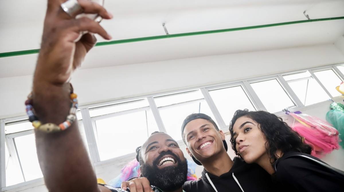 A ONG Favela Mundo comemora a  páscoa com crianças e os Big Brothers, Danrley, Elana e Rodrigo, na biblioteca Parque da Rocinha, nesta segunda-feira (15/04)