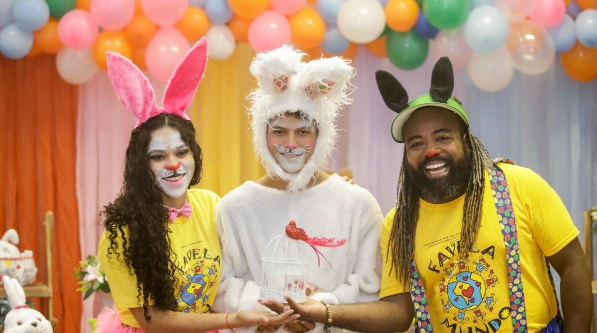 A ONG Favela Mundo comemora a  páscoa com crianças e os Big Brothers, Danrley, Elana e Rodrigo, na biblioteca Parque da Rocinha, nesta segunda-feira (15/04)