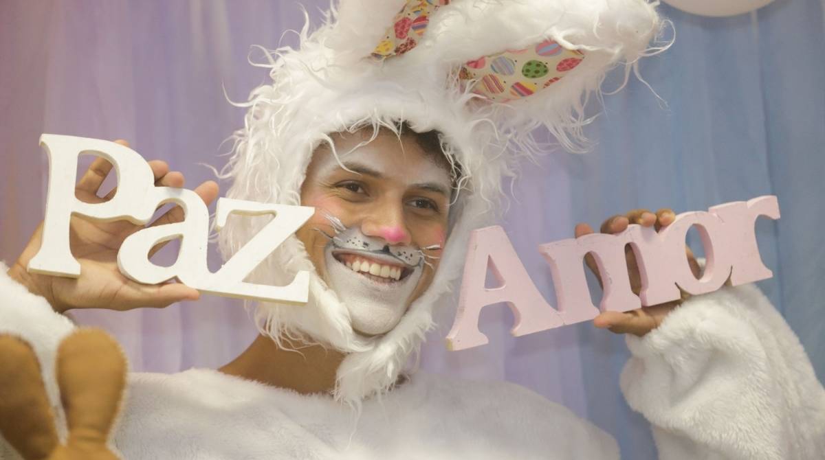 A ONG Favela Mundo comemora a  pÃ¡scoa com crianÃ§as e os Big Brothers, Danrley, Elana e Rodrigo, na biblioteca Parque da Rocinha, nesta segunda-feira (15/04)