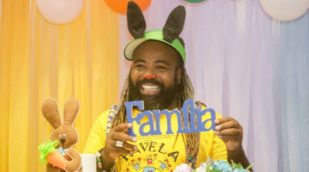 A ONG Favela Mundo comemora a  páscoa com crianças e os Big Brothers, Danrley, Elana e Rodrigo, na biblioteca Parque da Rocinha, nesta segunda-feira (15/04)