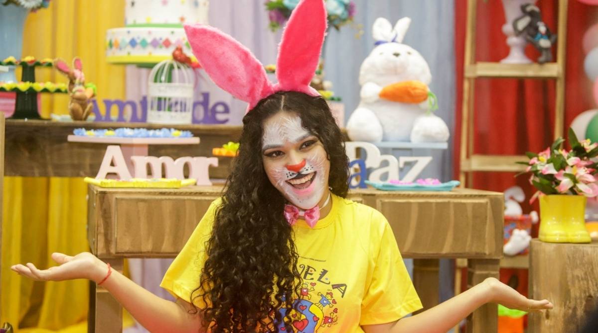 A ONG Favela Mundo comemora a  páscoa com crianças e os Big Brothers, Danrley, Elana e Rodrigo, na biblioteca Parque da Rocinha, nesta segunda-feira (15/04)