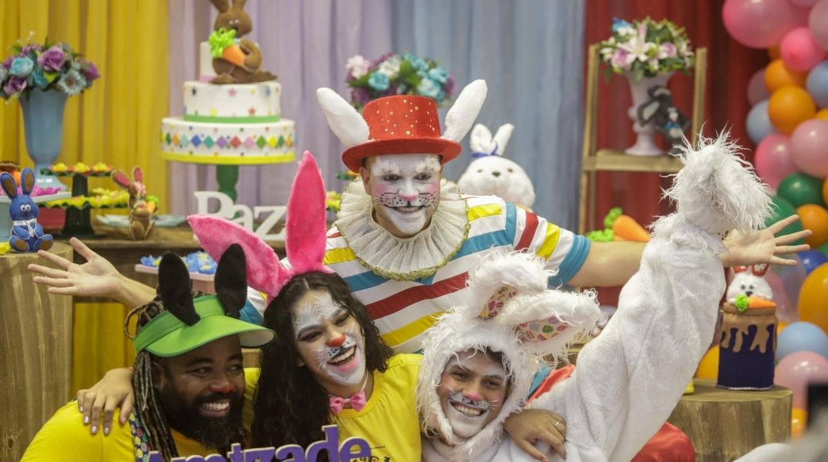 A ONG Favela Mundo comemora a  páscoa com crianças e os Big Brothers, Danrley, Elana e Rodrigo, na biblioteca Parque da Rocinha, nesta segunda-feira (15/04)