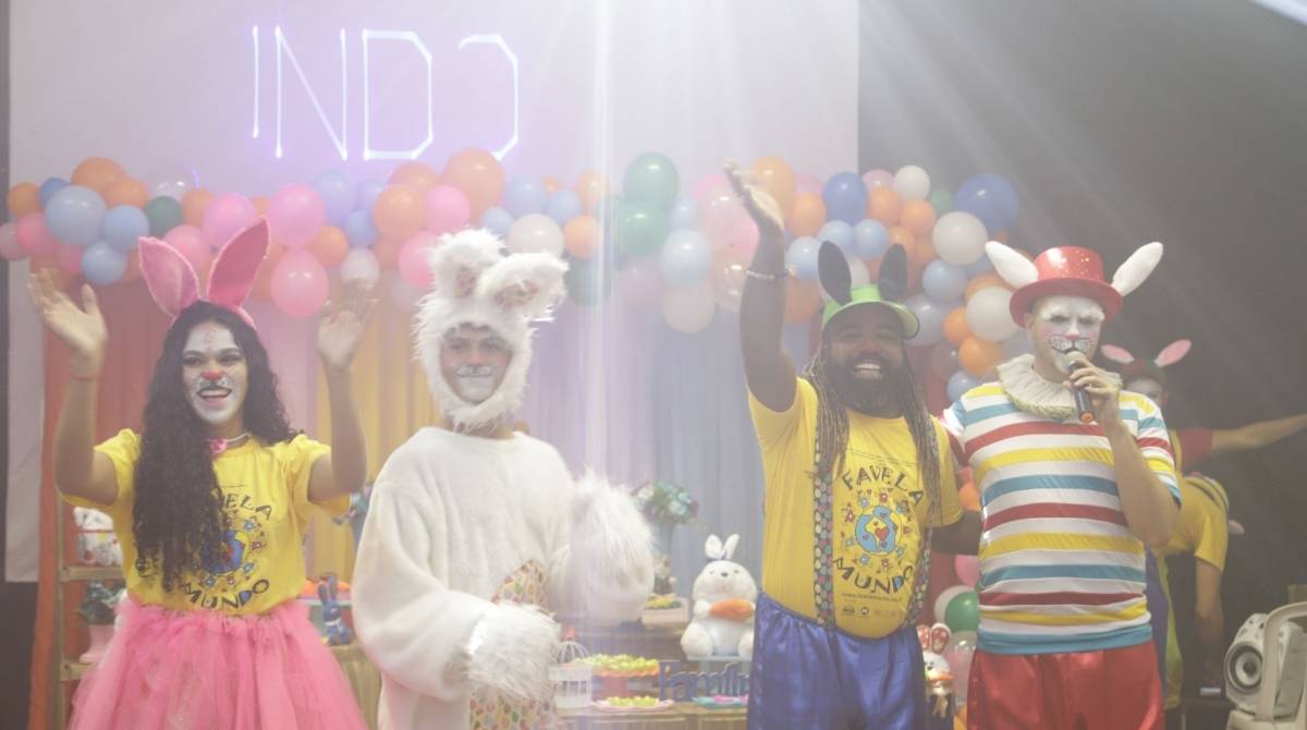 A ONG Favela Mundo comemora a  páscoa com crianças e os Big Brothers, Danrley, Elana e Rodrigo, na biblioteca Parque da Rocinha, nesta segunda-feira (15/04)