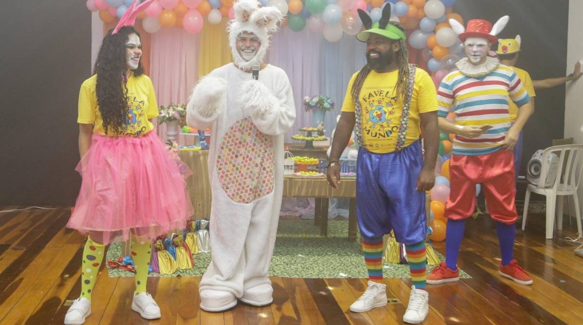 A ONG Favela Mundo comemora a  páscoa com crianças e os Big Brothers, Danrley, Elana e Rodrigo, na biblioteca Parque da Rocinha, nesta segunda-feira (15/04)