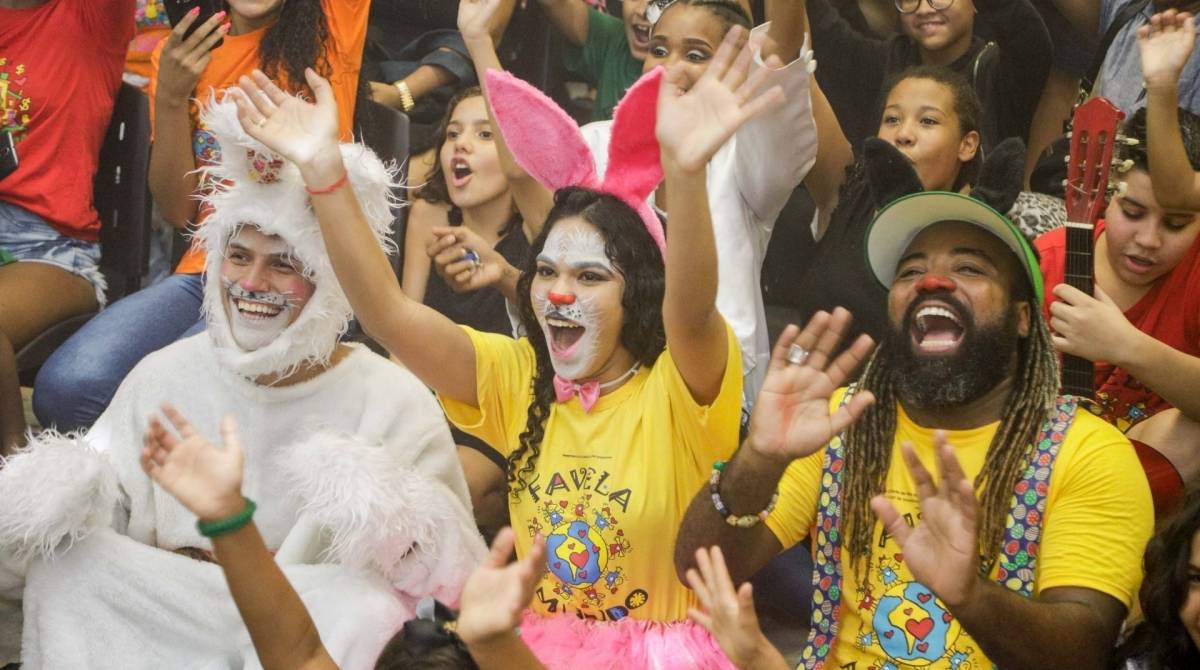 A ONG Favela Mundo comemora a  páscoa com crianças e os Big Brothers, Danrley, Elana e Rodrigo, na biblioteca Parque da Rocinha, nesta segunda-feira (15/04) - FOTO: RUDY TRINDADE