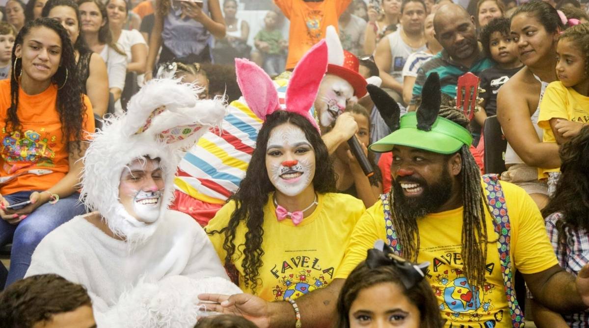 A ONG Favela Mundo comemora a  páscoa com crianças e os Big Brothers, Danrley, Elana e Rodrigo, na biblioteca Parque da Rocinha, nesta segunda-feira (15/04)