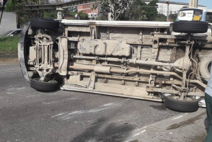 Van de turismo tombou na pista sentido Campo Grande, na Avenida Brasil